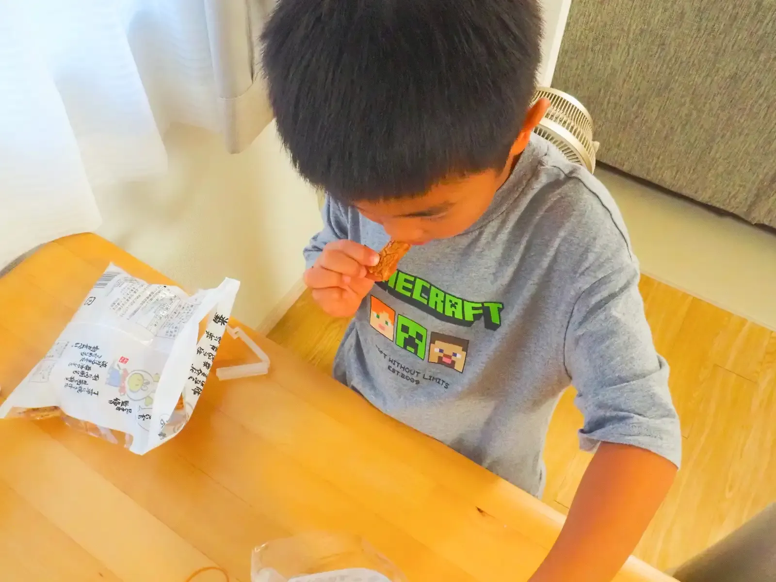 おかき棒を食べる息子